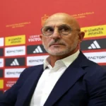 Luis de la Fuente, seleccionador español, en rueda de prensa con el fondo de patrocinadores de la Selección Española de Fútbol