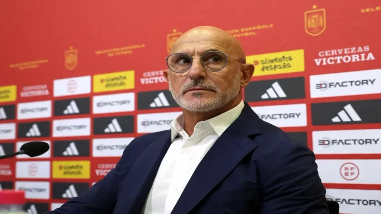 Luis de la Fuente, seleccionador español, en rueda de prensa con el fondo de patrocinadores de la Selección Española de Fútbol