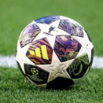 Balón oficial de la UEFA Champions League con el icónico diseño de estrellas sobre el césped.