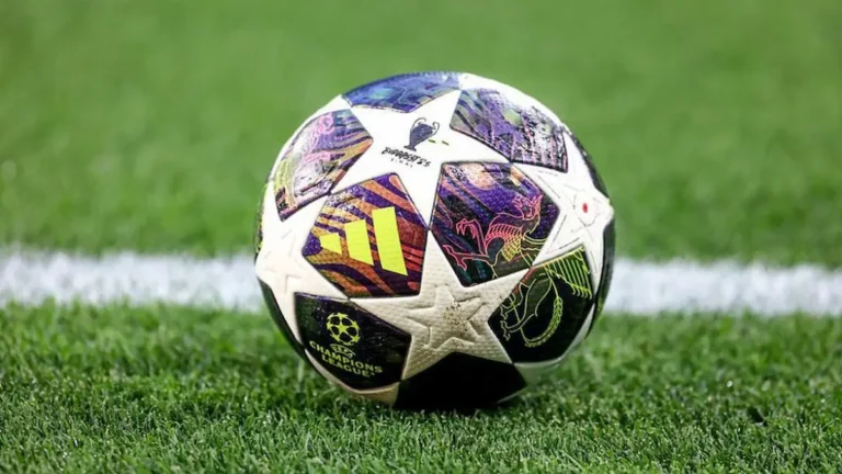 Balón oficial de la UEFA Champions League con el icónico diseño de estrellas sobre el césped.