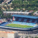 Vista aérea del antiguo estadio Vicente Calderón en Madrid antes de su demolición junto al río Manzanares.