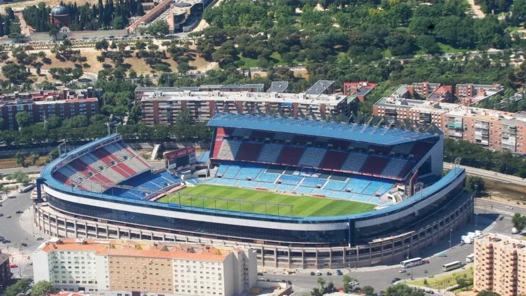 Vista aérea del antiguo estadio Vicente Calderón en Madrid antes de su demolición junto al río Manzanares.
