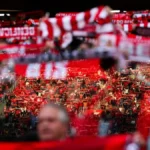 Aficionados del Benfica en el estadio Da Luz con bufandas rojas del club portugués durante un partido
