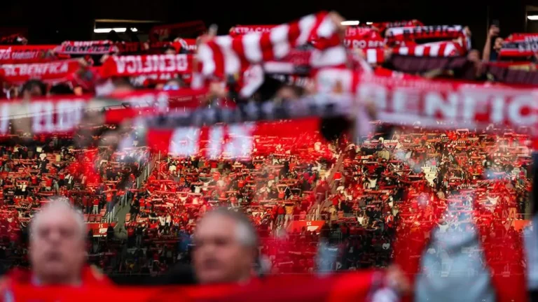 Aficionados del Benfica en el estadio Da Luz con bufandas rojas del club portugués durante un partido