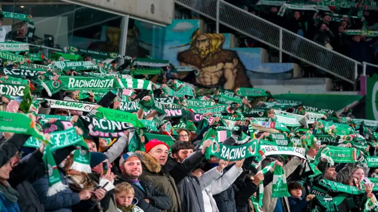 Aficionados del Real Racing Club de Santander en las gradas del estadio El Sardinero con bufandas verdes durante un partido de Segunda División