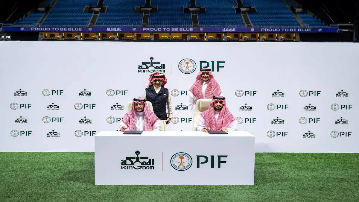 Firma del acuerdo entre el Fondo de Inversión Pública (PIF) y Kingdom Holding Company para la adquisición del 70% del Al-Hilal en el estadio del club en Arabia Saudí