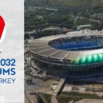 Logo de la UEFA Euro 2032 junto a una vista aérea de uno de los estadios previstos para el torneo en Italia o Turquía