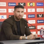 Sergio Ramos en rueda de prensa con el fondo de LaLiga y patrocinadores del Sevilla FC al fondo
