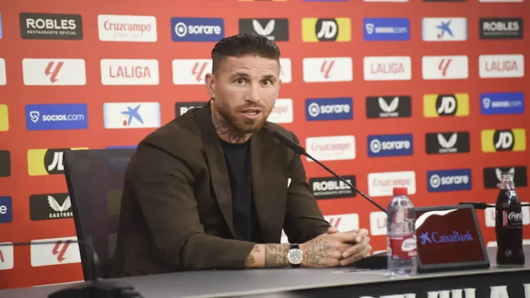 Sergio Ramos en rueda de prensa con el fondo de LaLiga y patrocinadores del Sevilla FC al fondo