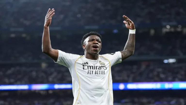 Vinicius Jr con los brazos en alto durante un partido del Real Madrid en el Santiago Bernabéu