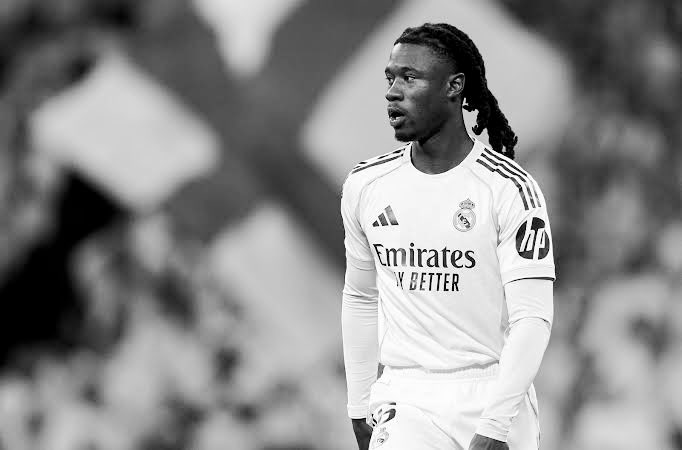 Eduardo Camavinga con la camiseta del Real Madrid en una imagen en blanco y negro que refleja su momento de menor protagonismo en el equipo