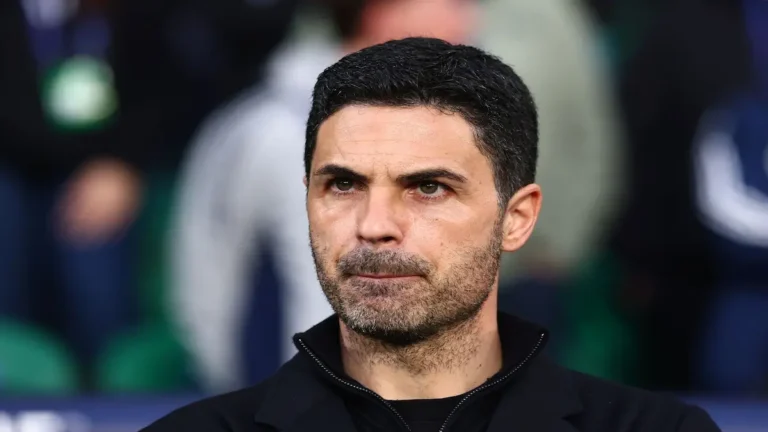 Mikel Arteta, entrenador del Arsenal, en actitud reflexiva en el banquillo durante un partido europeo