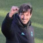 Manuel Fernández, director de La Fábrica del Real Madrid, celebrando un éxito con el puño en alto en un entrenamiento de las categorías formativas del club