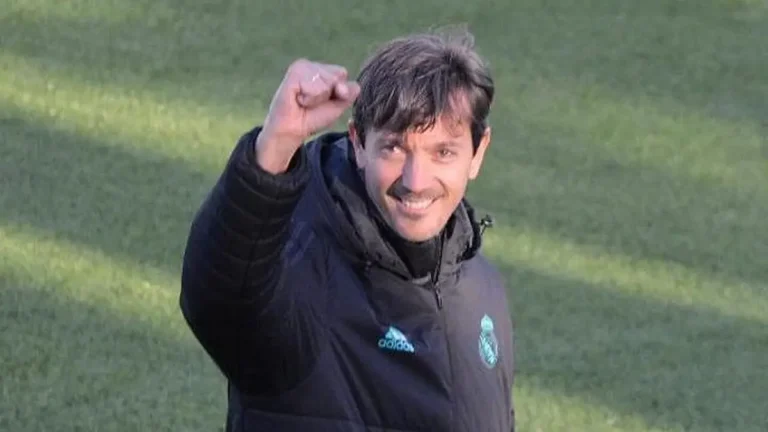 Manuel Fernández, director de La Fábrica del Real Madrid, celebrando un éxito con el puño en alto en un entrenamiento de las categorías formativas del club