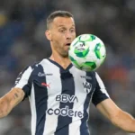 Sergio Canales controla un balón con el pecho durante un partido con el Monterrey en México