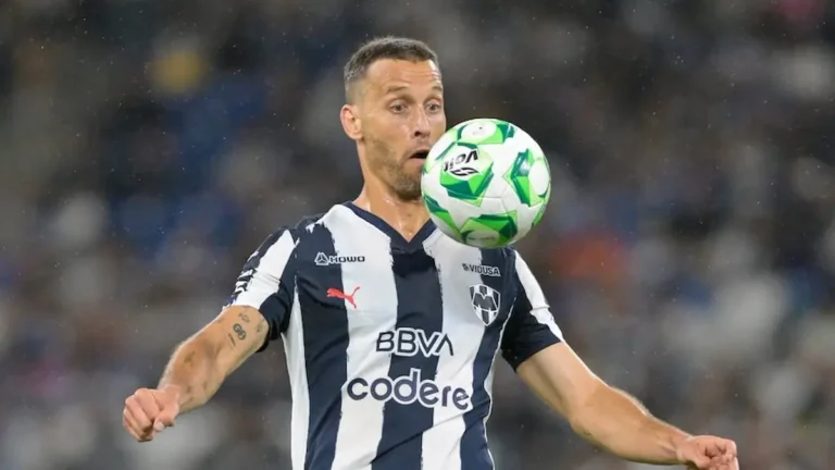Sergio Canales controla un balón con el pecho durante un partido con el Monterrey en México