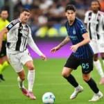 Dusan Vlahovic y Alessandro Bastoni durante un partido de la Serie A