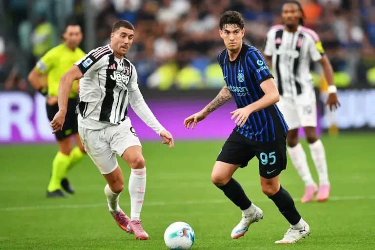 Dusan Vlahovic y Alessandro Bastoni durante un partido de la Serie A