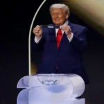 Vista de una ciudad sede del Mundial 2026 con carteles promocionales del torneo