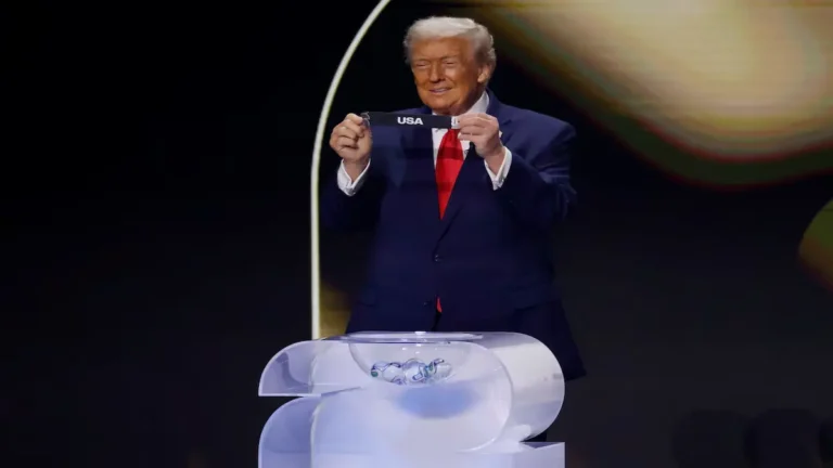 Vista de una ciudad sede del Mundial 2026 con carteles promocionales del torneo