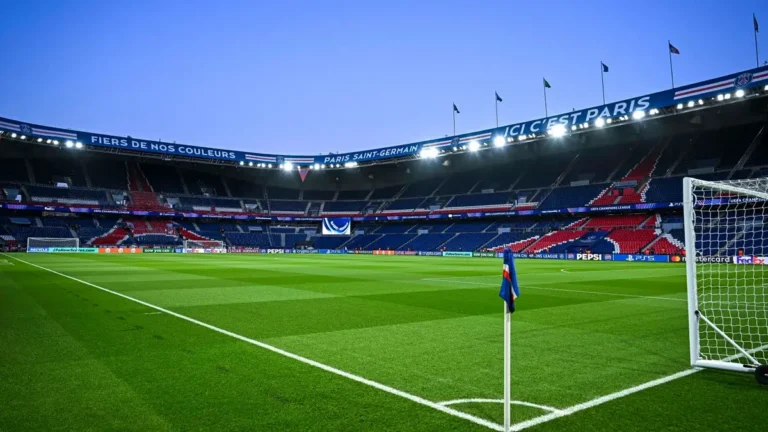 Interior del Parque de los Príncipes de París, estadio del PSG, iluminado durante un partido de UEFA Champions League
