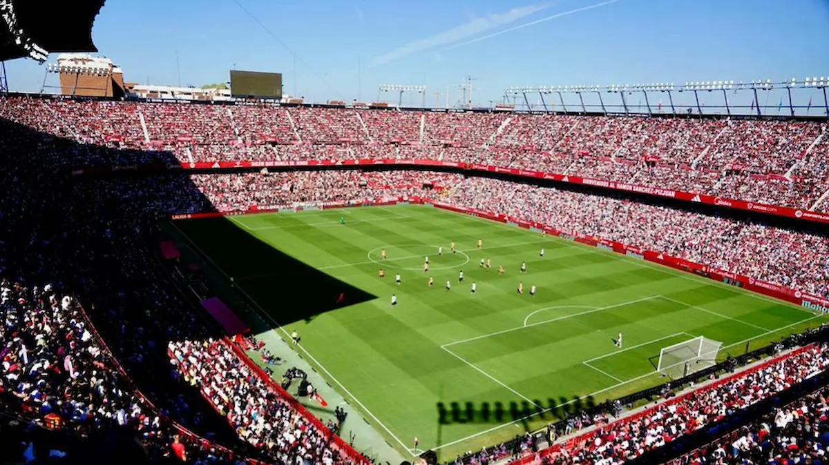 Vista aérea del estadio Ramón Sánchez-Pizjuán del Sevilla FC lleno de aficionados durante un partido de LaLiga