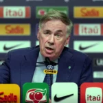 Carlo Ancelotti durante una rueda de prensa oficial con la Selección de Brasil, rodeado de patrocinadores y logos de la CBF.