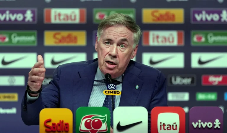 Carlo Ancelotti durante una rueda de prensa oficial con la Selección de Brasil, rodeado de patrocinadores y logos de la CBF.