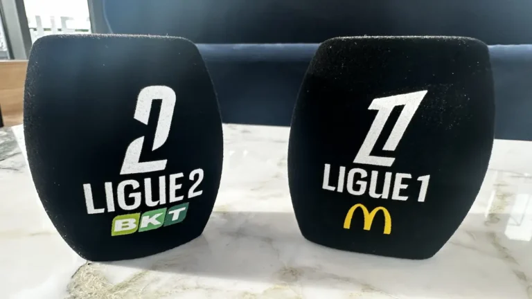 Logos de la Ligue 1 y la Ligue 2 del fútbol francés, competiciones cuyos clubes pagaron un total de 154 millones de euros en comisiones a agentes en 2025 según los datos de la DNCG