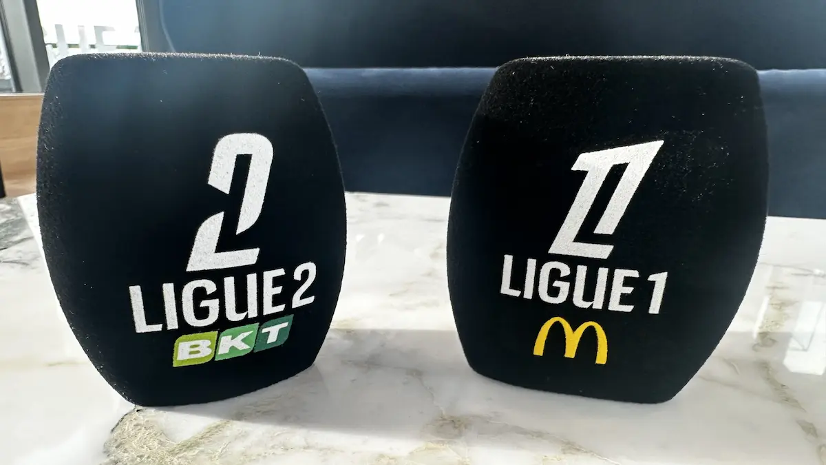 Logos de la Ligue 1 y la Ligue 2 del fútbol francés, competiciones cuyos clubes pagaron un total de 154 millones de euros en comisiones a agentes en 2025 según los datos de la DNCG