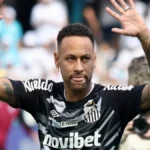 Neymar Jr saludando a la afición del Santos FC con la camiseta oficial negra del club brasileño.