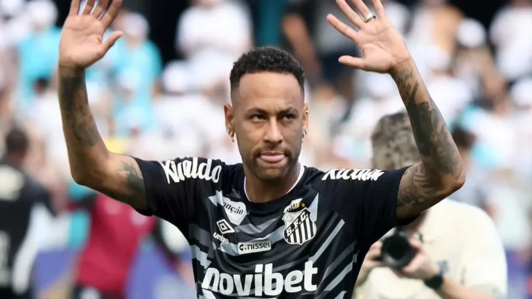 Neymar Jr saludando a la afición del Santos FC con la camiseta oficial negra del club brasileño.