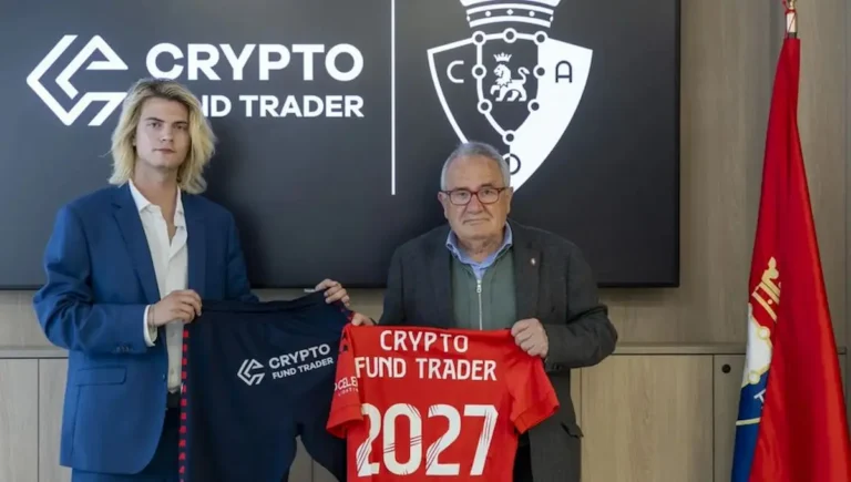Luis Sabalza, presidente de Osasuna, y Alan Sánchez, fundador de Crypto Fund Trader, posando con la camiseta rojilla con el logo del patrocinador y el número 2027
