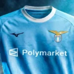 Camiseta de la Lazio 2025-26 con el logo de Polymarket en el pecho
