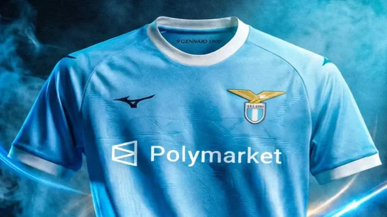 Camiseta de la Lazio 2025-26 con el logo de Polymarket en el pecho