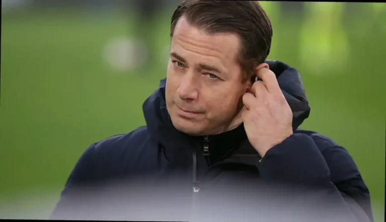 Daniel Svensson, lateral izquierdo del Borussia Dortmund, celebrando un gol en el Signal Iduna Park durante la temporada 2025/2026.