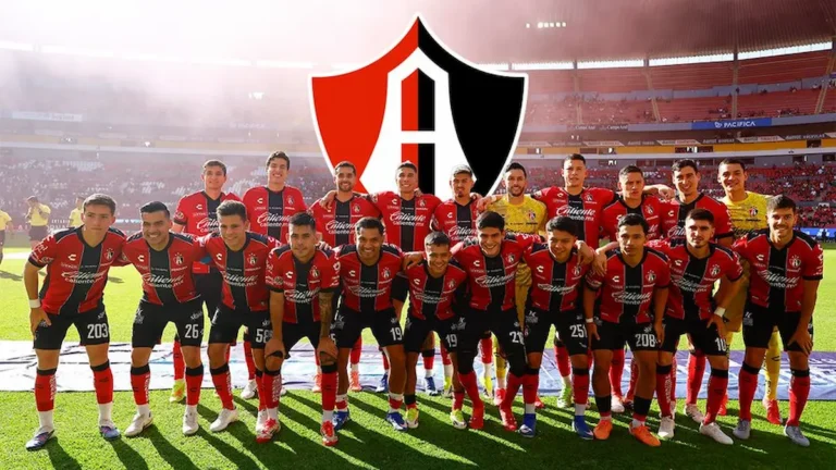 Plantilla del Club Atlas de Guadalajara posando en el estadio Jalisco con el escudo del club rojinegro al fondo