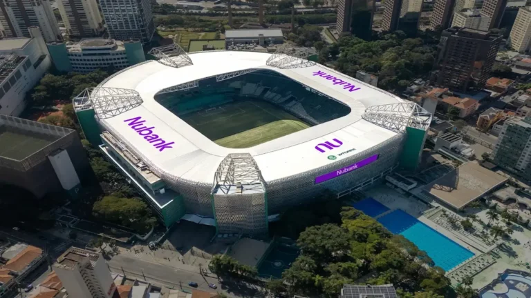 Vista aérea del Nubank Arena en São Paulo con el nuevo logotipo en la cubierta.