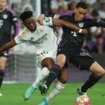 Jugadores del Real Madrid y el Bayern Múnich durante un enfrentamiento en el estadio Santiago Bernabéu en la Champions League 2025-2026