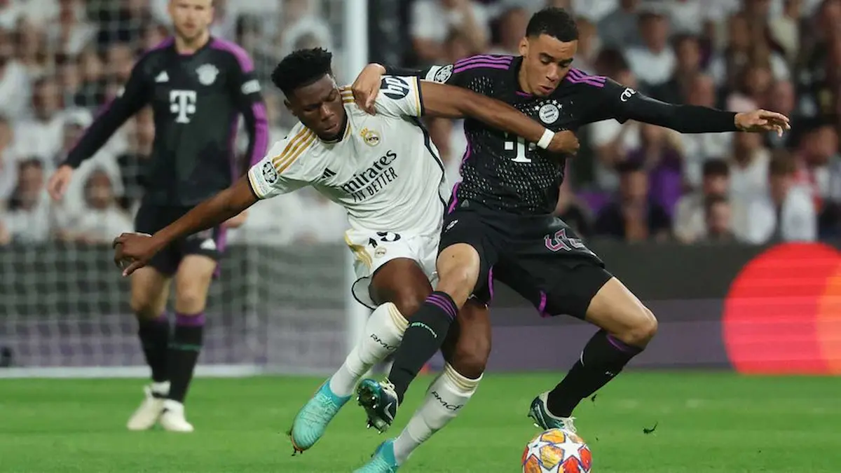 Jugadores del Real Madrid y el Bayern Múnich durante un enfrentamiento en el estadio Santiago Bernabéu en la Champions League 2025-2026