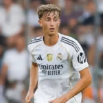 Dean Huijsen con la camiseta del Real Madrid durante un partido de pretemporada o competición oficial en el estadio Santiago Bernabéu