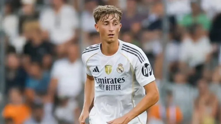 Dean Huijsen con la camiseta del Real Madrid durante un partido de pretemporada o competición oficial en el estadio Santiago Bernabéu