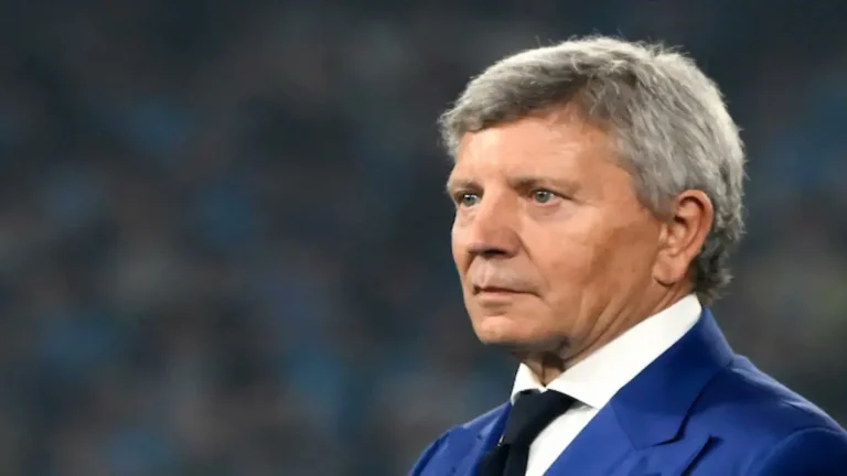 Ezio Maria Simonelli, presidente de la Lega Serie A, durante un partido en un estadio italiano