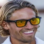 Marcos Llorente con gafas de sol de lentes amarillas junto al comunicado de Instagram en el que anuncia su salida como socio de Aureo Lightstyle