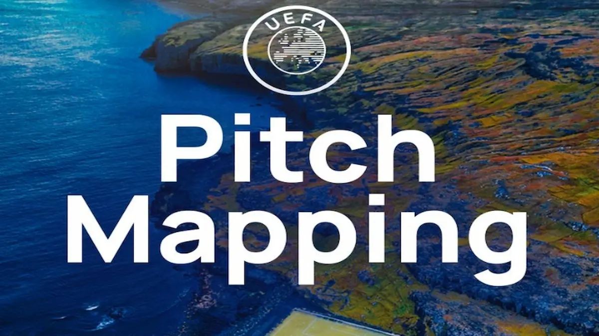 Logotipo de UEFA Pitch Mapping sobre imagen aérea de un campo de fútbol en las Islas Feroe