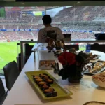 Vista interior de un palco VIP del Wanda Metropolitano con catering y vistas al campo durante un partido del Atlético de Madrid