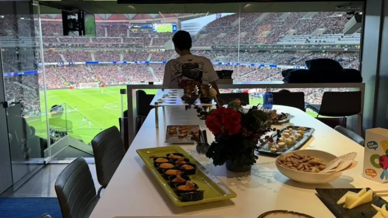 Vista interior de un palco VIP del Wanda Metropolitano con catering y vistas al campo durante un partido del Atlético de Madrid