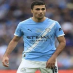 Rodri, centrocampista del Manchester City, durante un partido de Premier League con el uniforme celeste