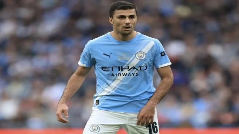 Rodri, centrocampista del Manchester City, durante un partido de Premier League con el uniforme celeste