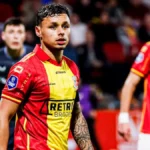 Jugador del Go Ahead Eagles durante un partido de la Eredivisie
